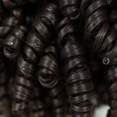 Pielęgnacja kręconych włosów: jak zadbać o loki i ich zdrowie