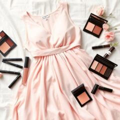 Makijaż do pudrowo różowej sukienki: jak stworzyć idealną stylizację?